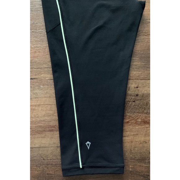 SOLD Ivivva Race To The Finish Line Crops Size 14 - Picture 6 of 13